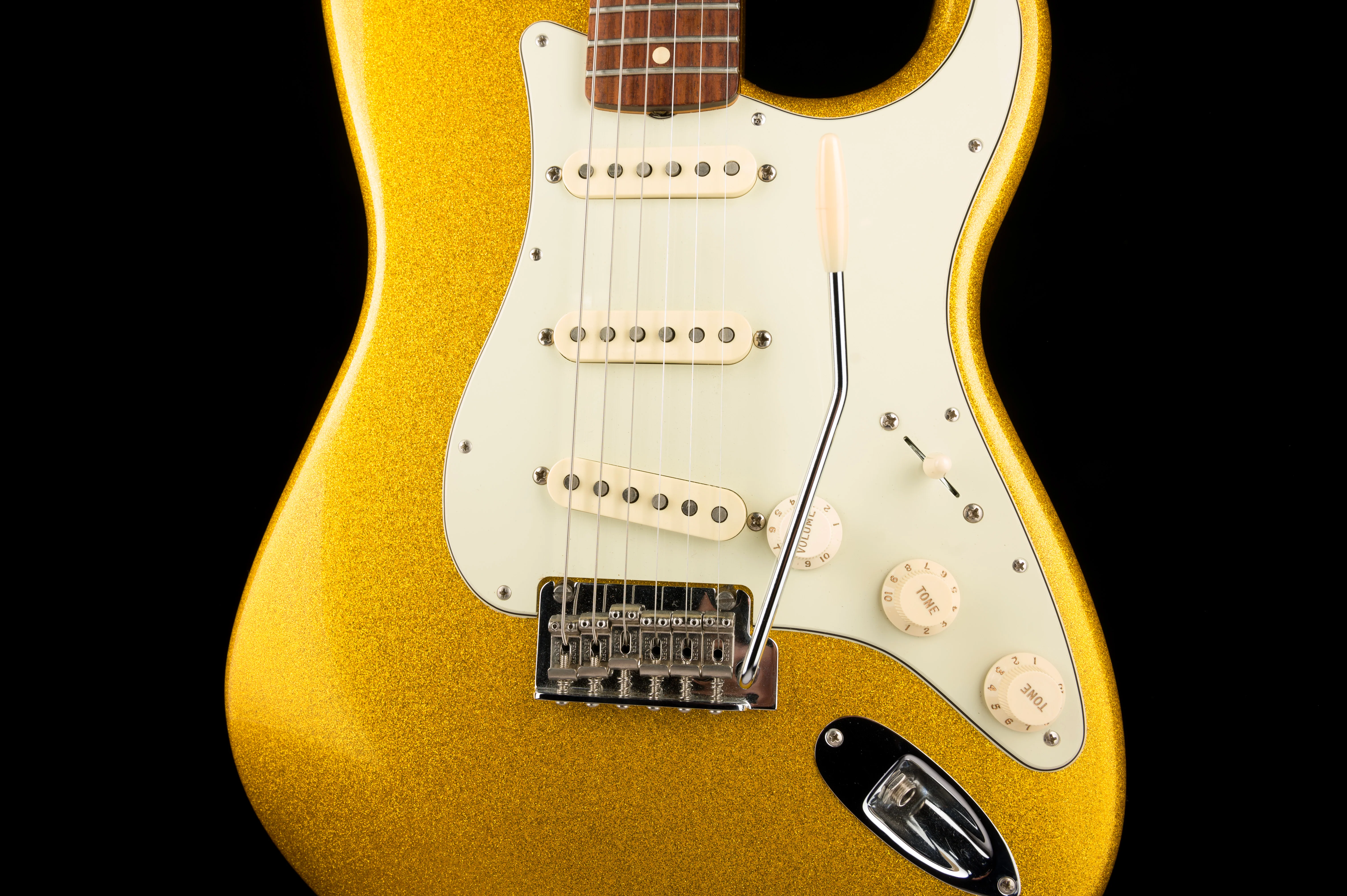 Used Fender Limited Edition Classic Player FSR 60's Stratocaster Vegas Gold with Case - Image 6