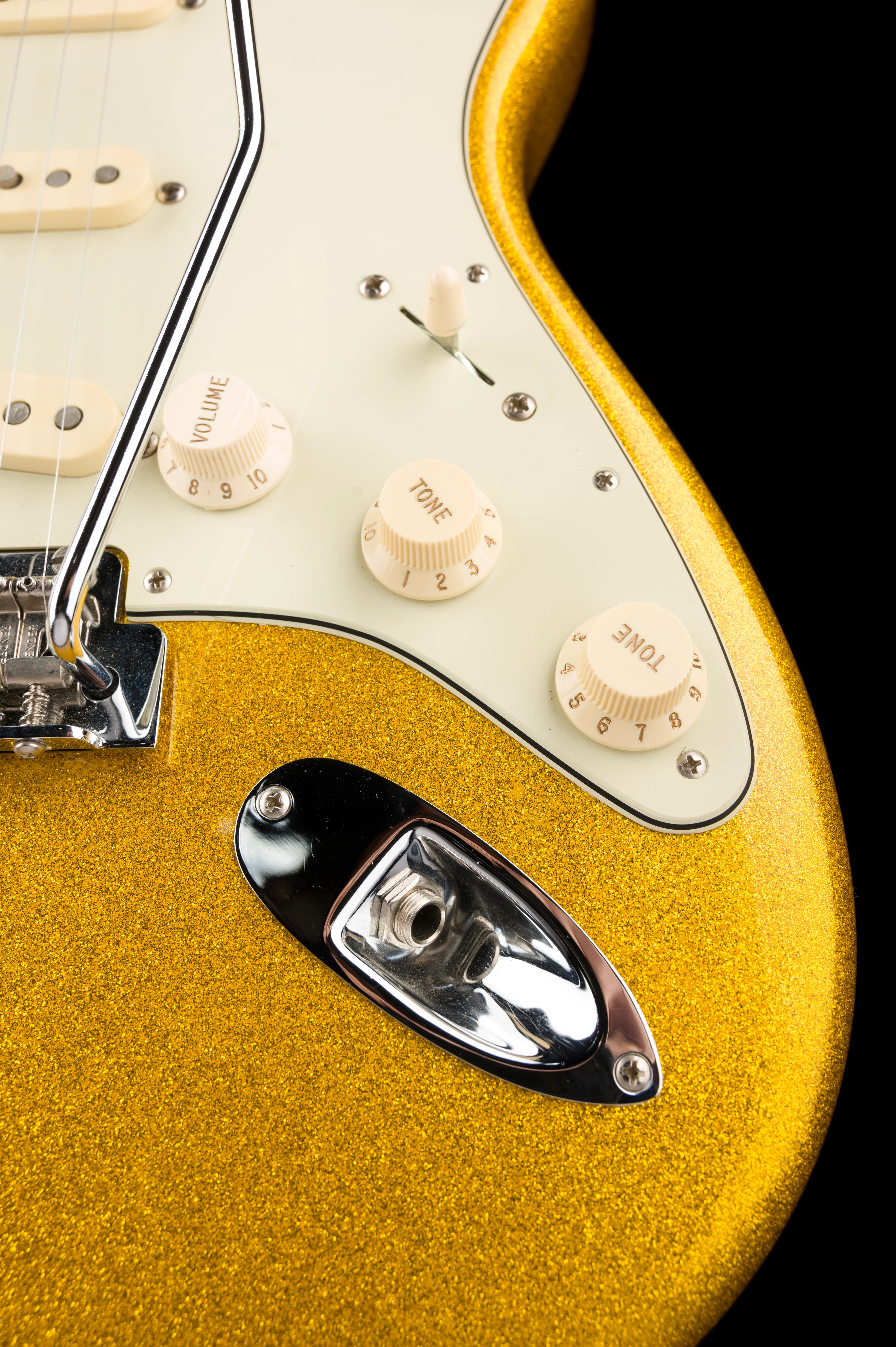 Used Fender Limited Edition Classic Player FSR 60's Stratocaster Vegas Gold with Case - Image 8
