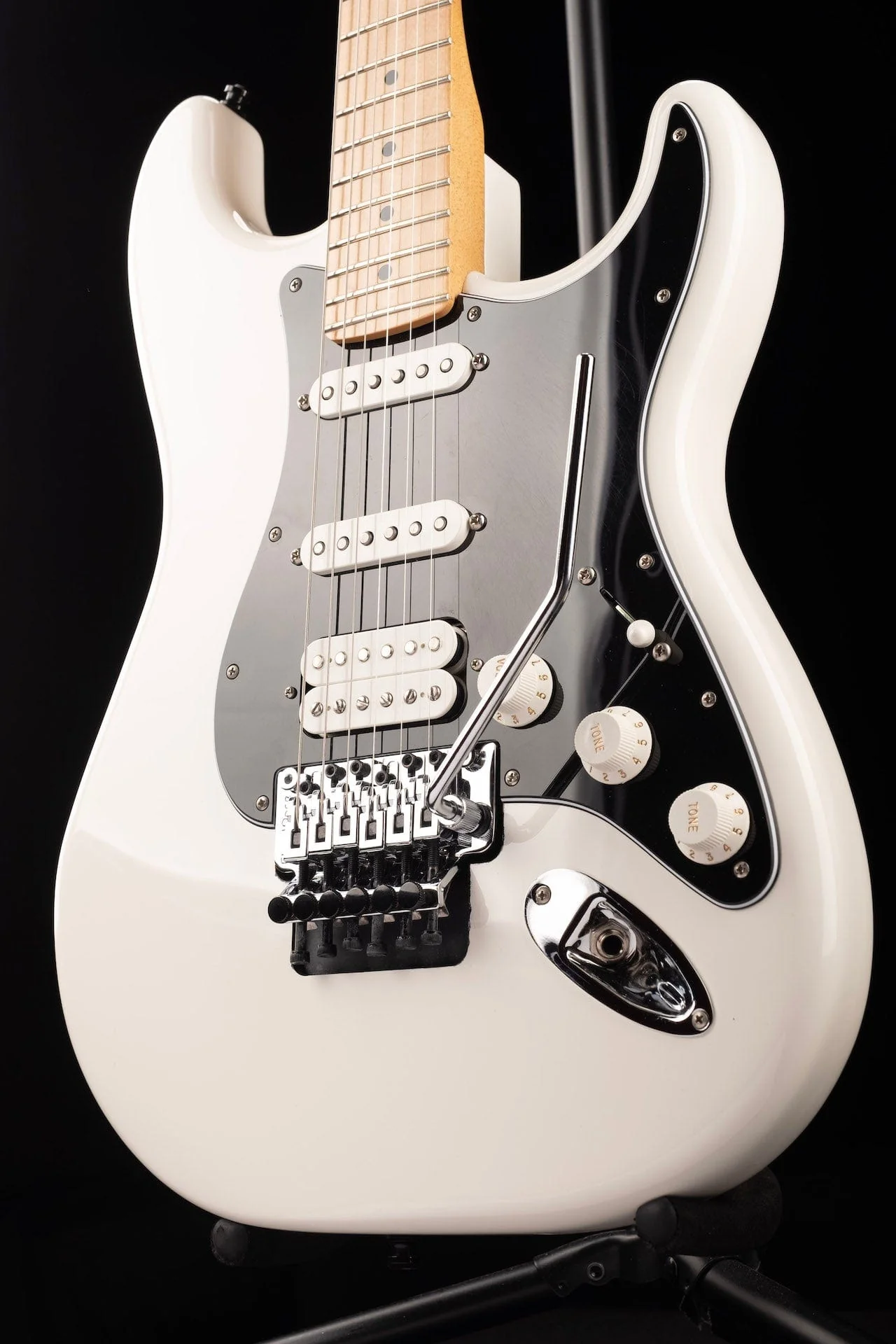 Used 2018 Fender Player Stratocaster HSS Floyd Rose Polar White w Hardshell Case - Image 4