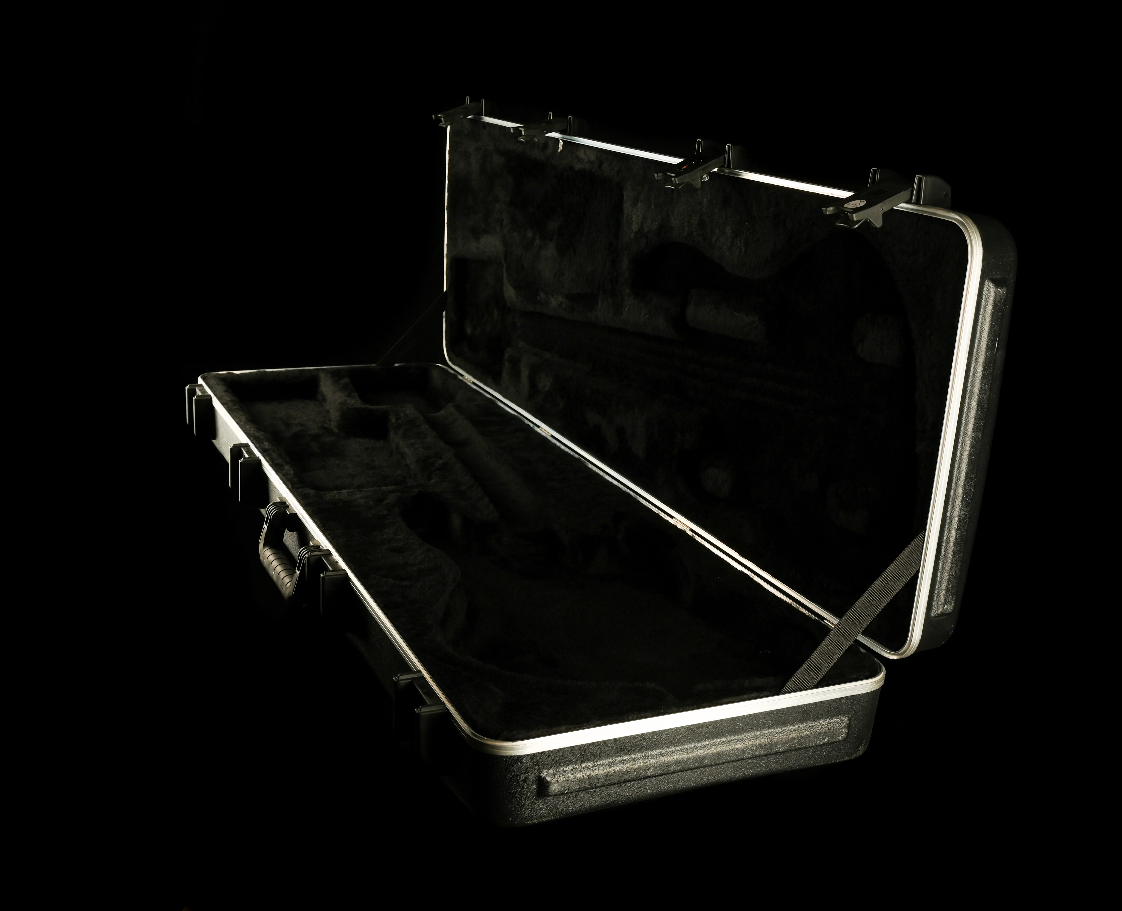 Used Fender SKB Deluxe Molded Bass Case