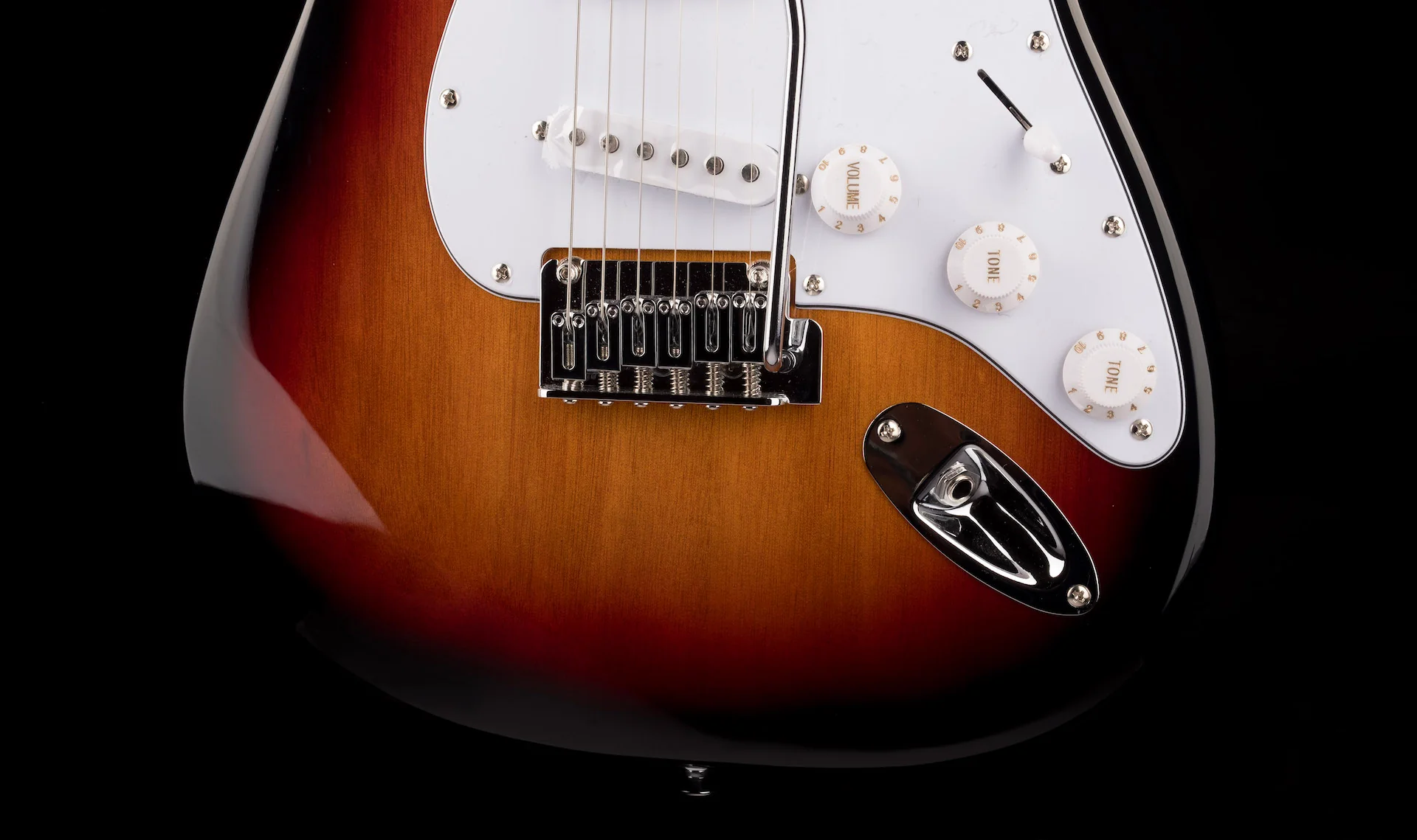 Used Squier Affinity Stratocaster 3-Tone Sunburst - Image 5