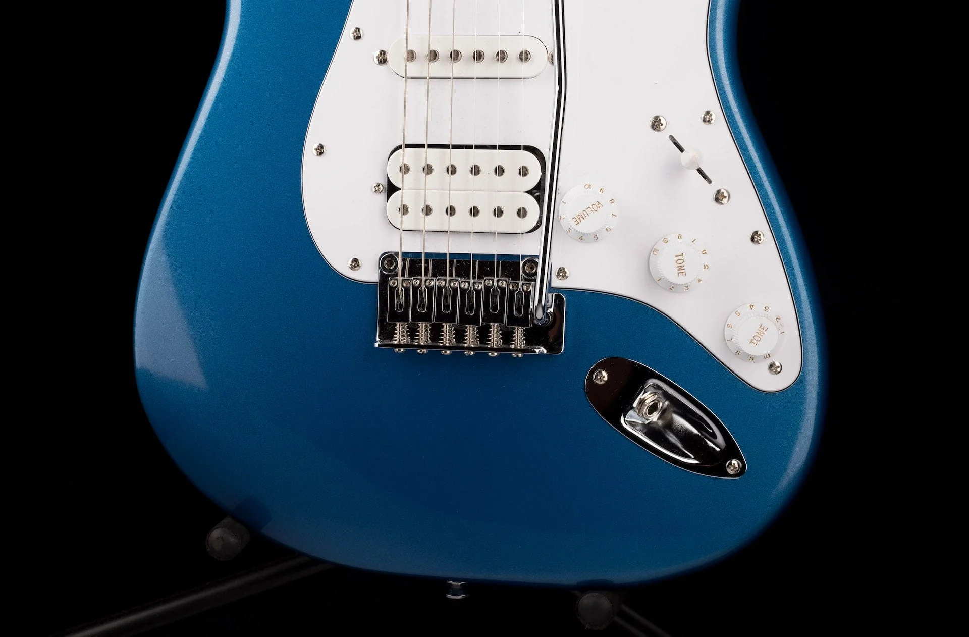 Used Squier Affinity Stratocaster HSS Ice Blue Metallic With Gig Bag - Image 5