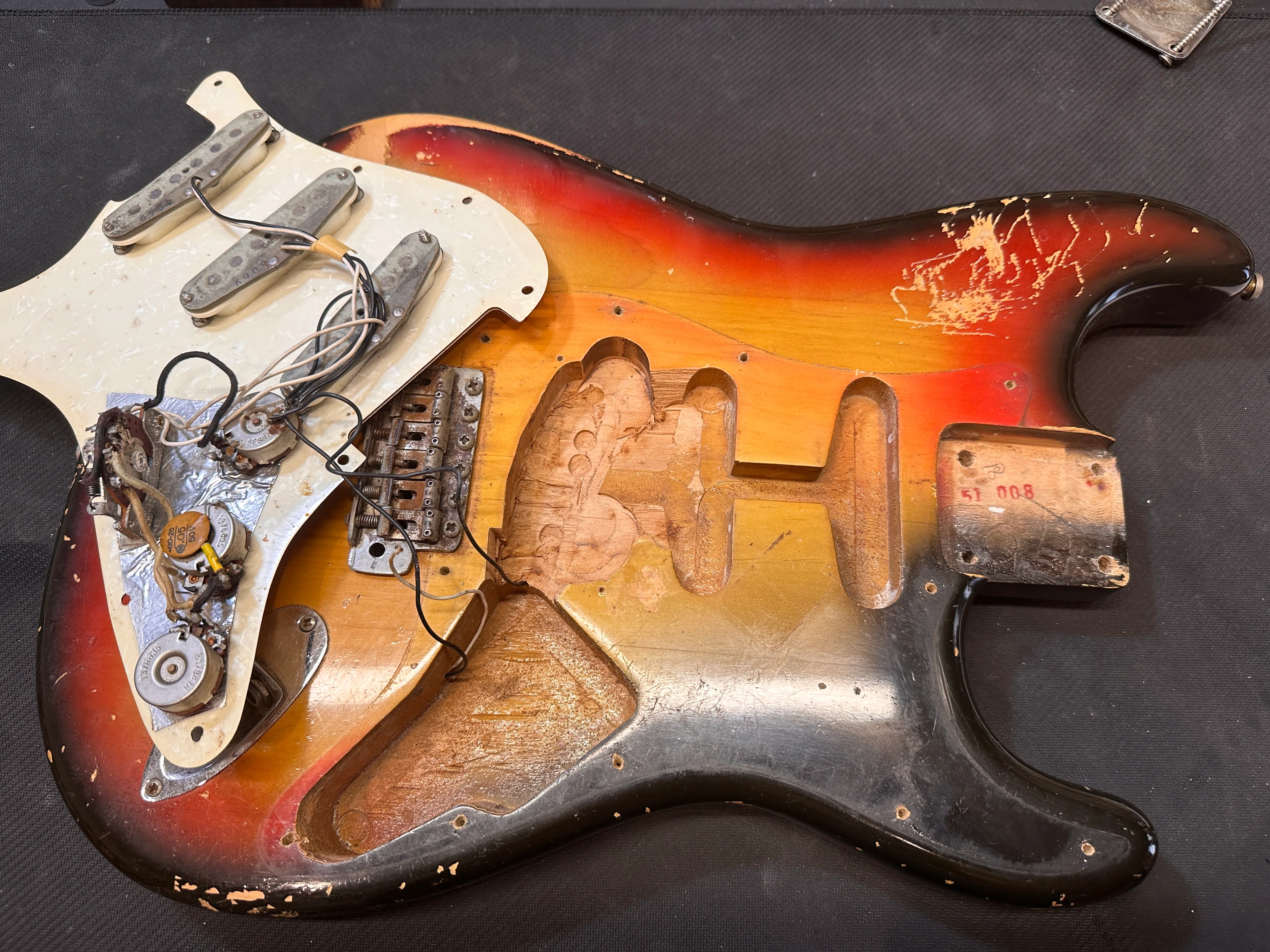 Vintage 1970 Fender Stratocaster 3-Tone Sunburst With Soft Case - Image 18
